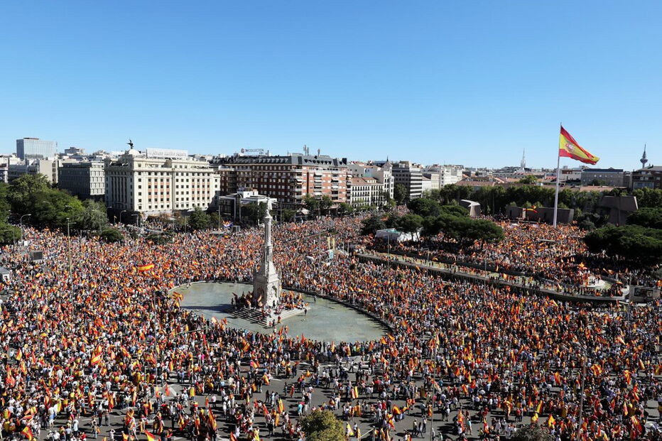 Milhares saíram à rua em Madrid a pedir unidade nacional