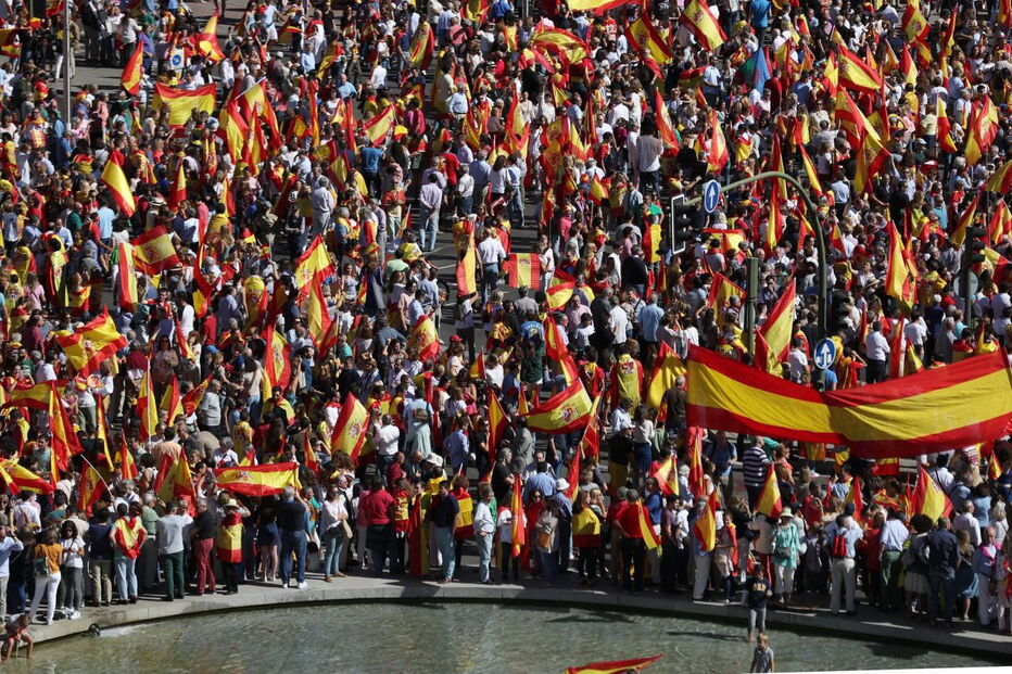 Milhares saíram à rua em Madrid a pedir unidade nacional