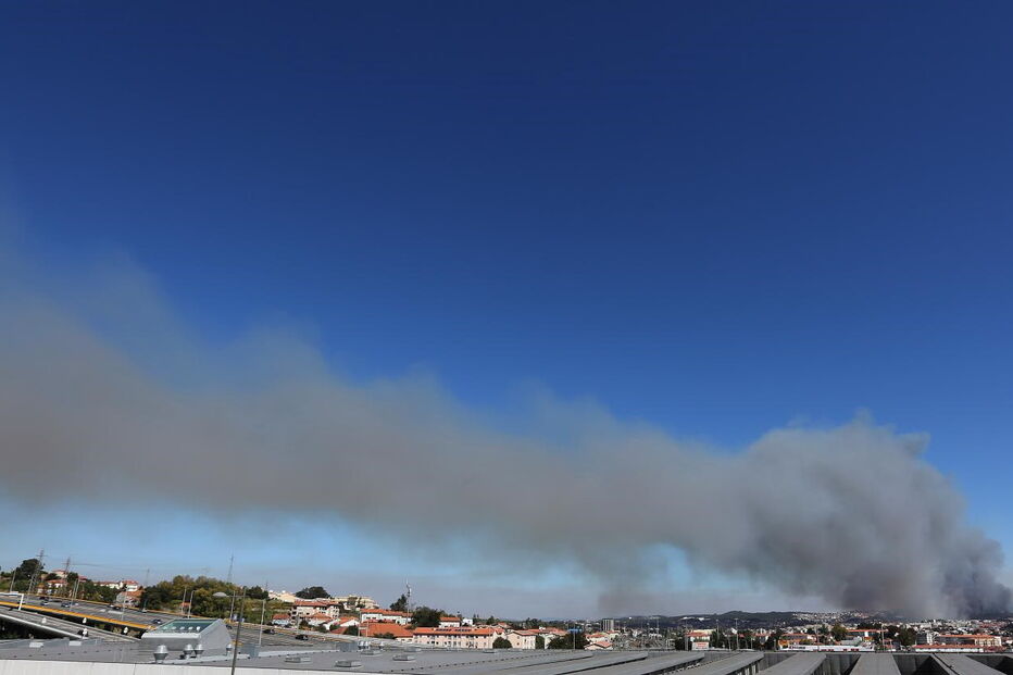 Incêndio de Gondomar e Valongo visto do Estádio do Dragão