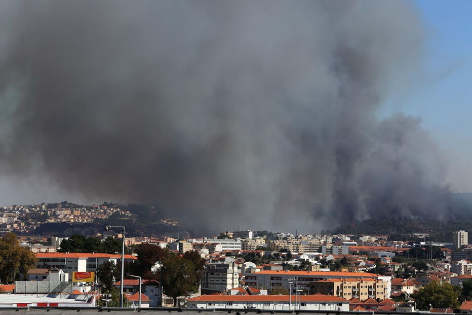 Incêndio de Gondomar e Valongo visto do Estádio do Dragão