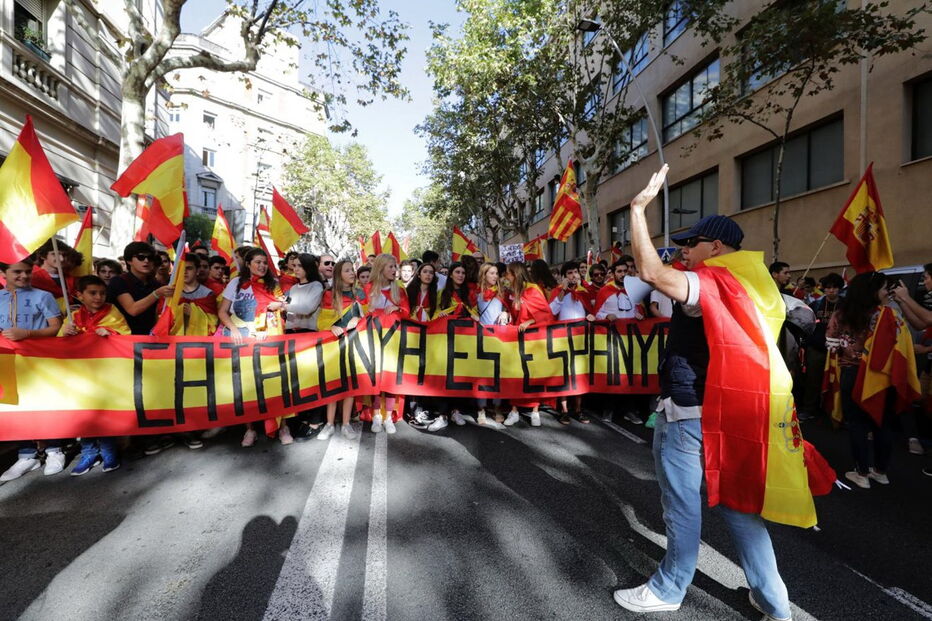 Milhares saíram à rua em Barcelona para apoiar permanência em Espanha