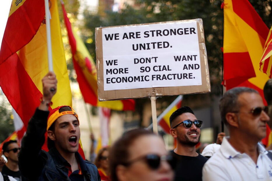 Milhares saíram à rua em Barcelona para apoiar permanência em Espanha