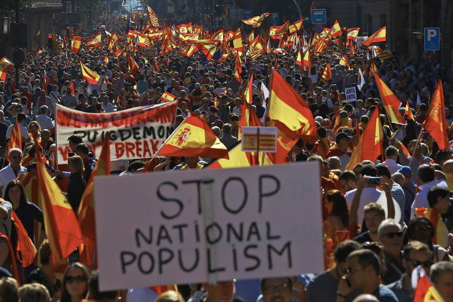 Milhares saíram à rua em Barcelona para apoiar permanência em Espanha