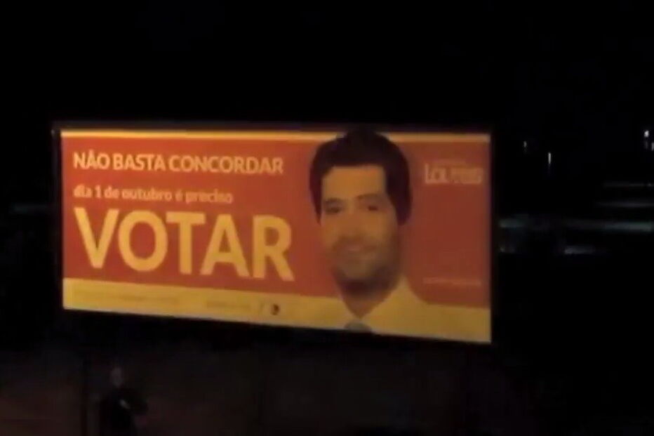 Cartaz de André Ventura vandalizado
