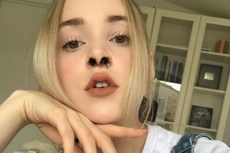 Bloggers de moda e gurus de beleza aderem à moda das extensões de pêlos do nariz