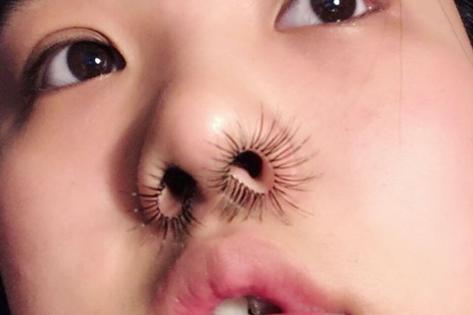 Bloggers de moda e gurus de beleza aderem à moda das extensões de pêlos do nariz