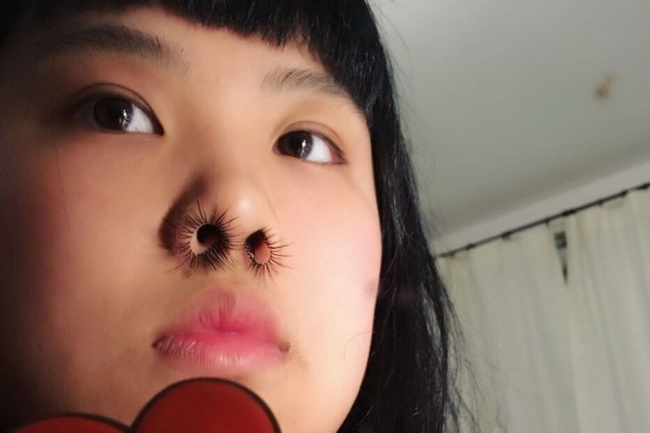 Bloggers de moda e gurus de beleza aderem à moda das extensões de pêlos do nariz