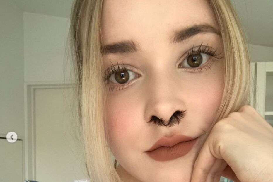 Bloggers de moda e gurus de beleza aderem à moda das extensões de pêlos do nariz