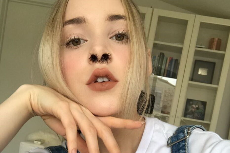 Bloggers de moda e gurus de beleza aderem à moda das extensões de pêlos do nariz