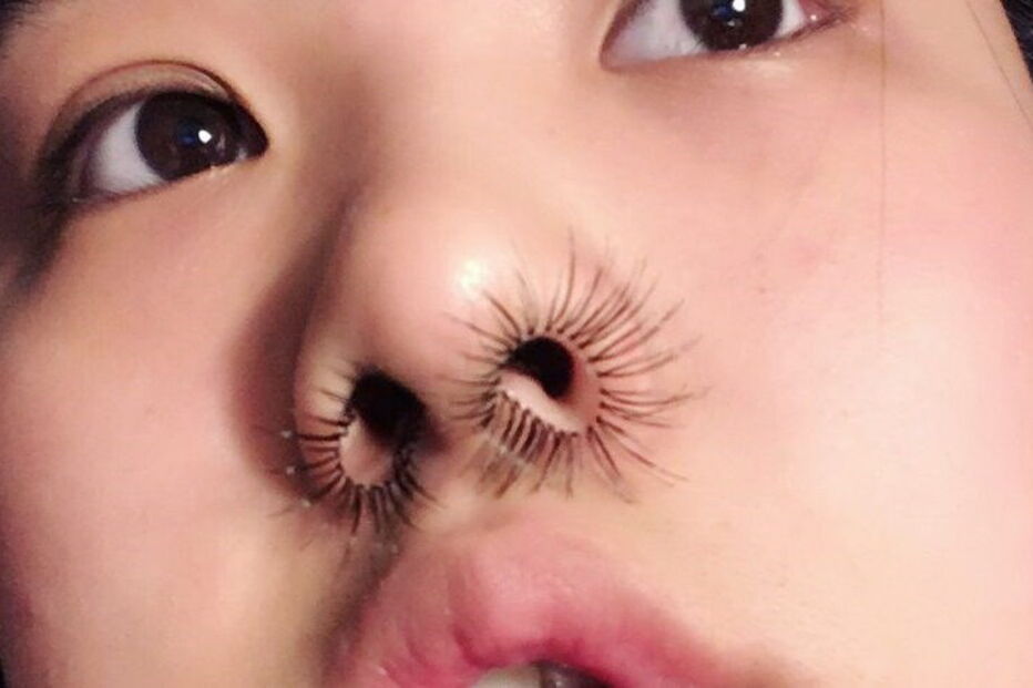 Bloggers de moda e gurus de beleza aderem à moda das extensões de pêlos do nariz