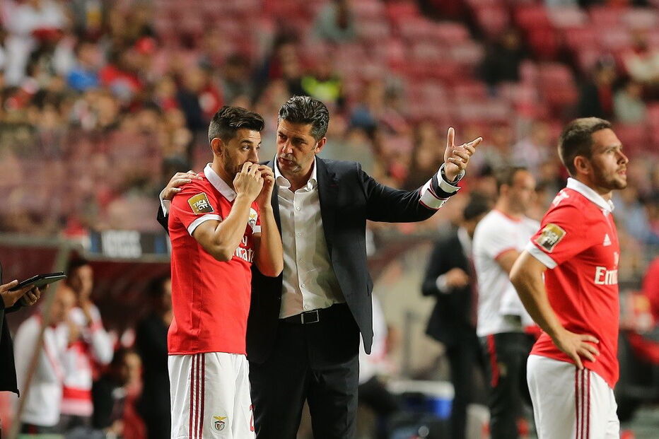 Rui Vitória tem conversado à parte com Pizzi no centro de treinos do Seixal 