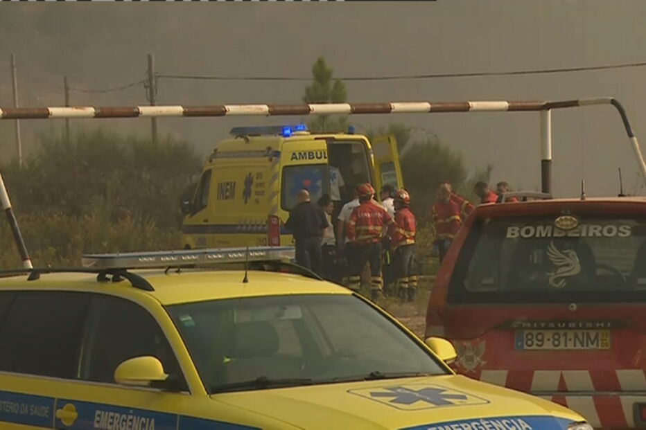 Veículo de combate a incêndios cai de ravina e fere dois bombeiros