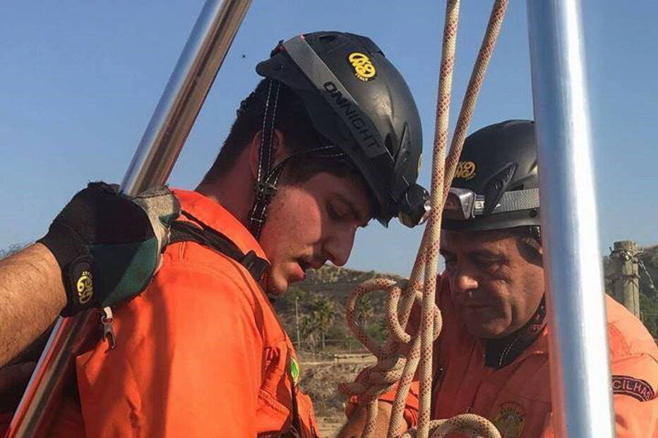 Bombeiros salvam cão de um poço