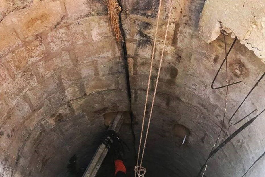 Bombeiros salvam cão de um poço