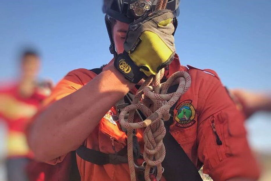 Bombeiros salvam cão de um poço