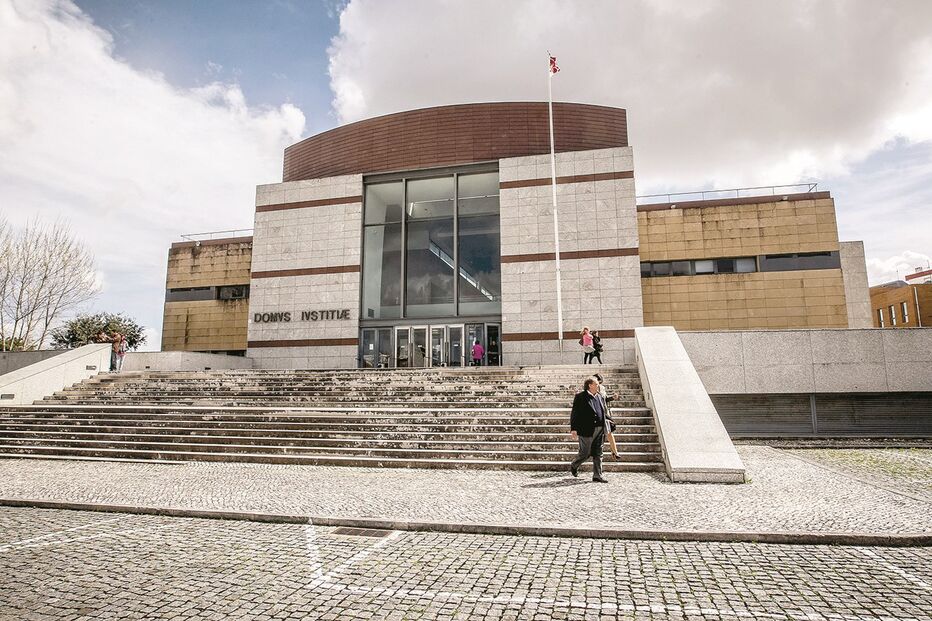 Arguidos estão a ser julgados no tribunal de Loures por vários roubos      