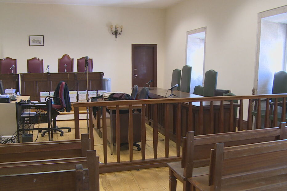 Tribunal, sala de audiências