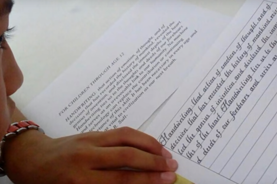 Caligrafia de menina vale prémio e muitos elogios