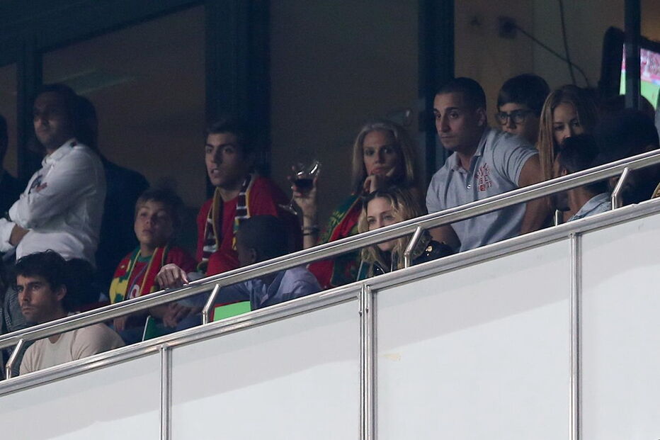 Madonna assiste ao Portugal-Suíça no Estádio da Luz