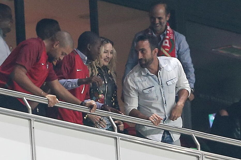Madonna assiste ao Portugal-Suíça no Estádio da Luz