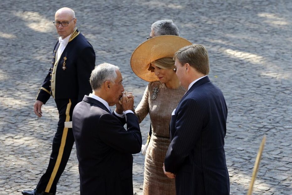 Marcelo Rebelo de Sousa recebeu a rainha com um beija-mão 