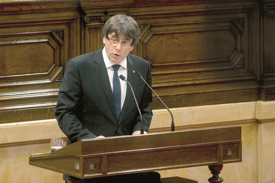 Puigdemont anunciou que propõe ao parlamento catalão a suspensão da declaração de independência para abrir a porta ao diálogo