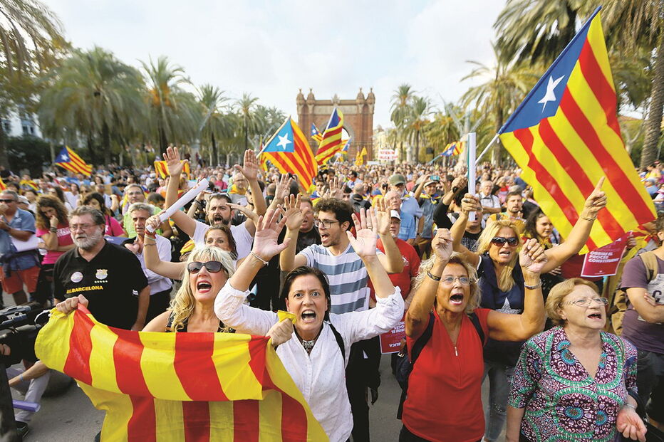 Milhares de catalães marcharam pelas ruas de Barcelona para apoiar a declaração de independência