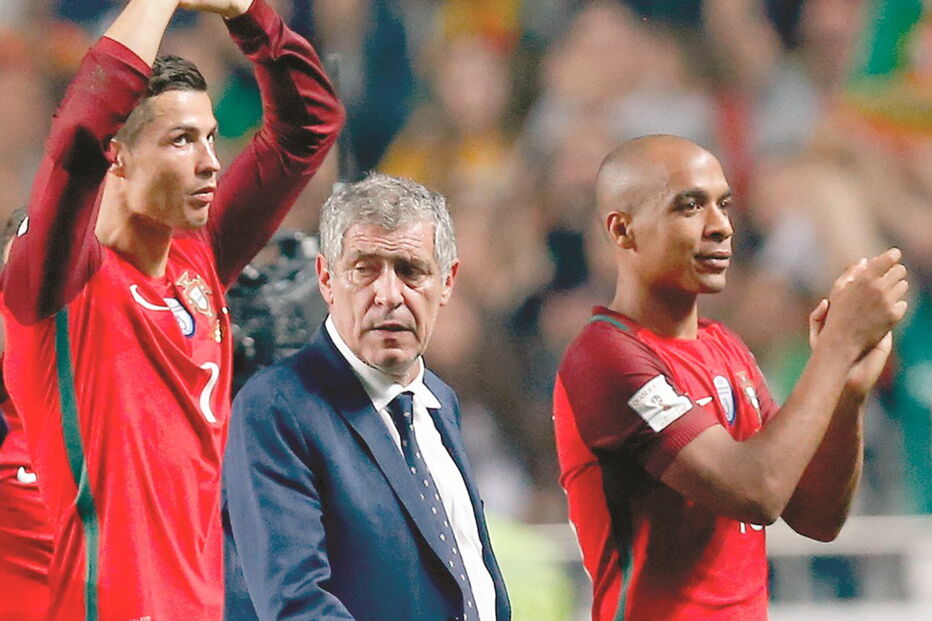 Fernando Santos festejou ontem 63 anos e garantiu a qualificação direta para o Mundial. Tal como João Mário e Ronaldo (na foto), agradeceu o apoio dos adeptos 