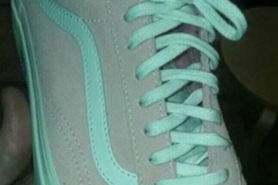 Estes ténis são cinzentos e azuis ou rosa e brancos?