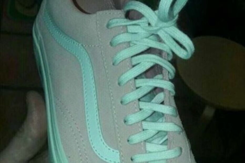 Estes ténis são cinzentos e azuis ou rosa e brancos?