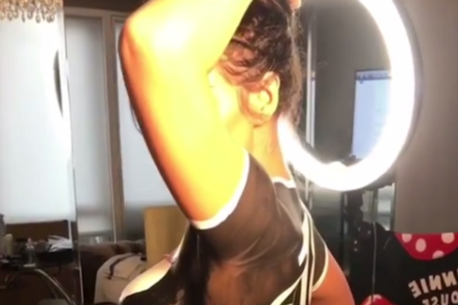 'Miss Bumbum' em poses ousadas para inspirar Messi