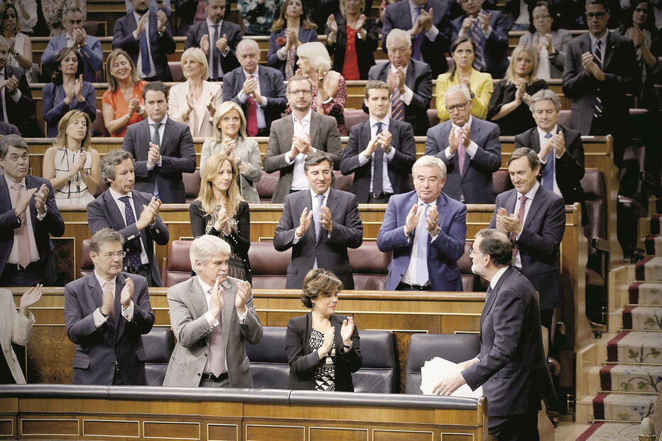 Rajoy aplaudido pela bancada do PP após um discurso em que anunciou a intenção de suspender a autonomia catalã