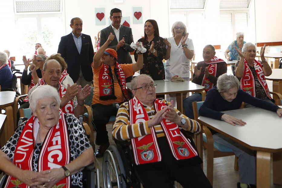 Rui Vitória, treinador do Benfica, visitou ontem o Centro Social Sagrada Família, na Buraca 