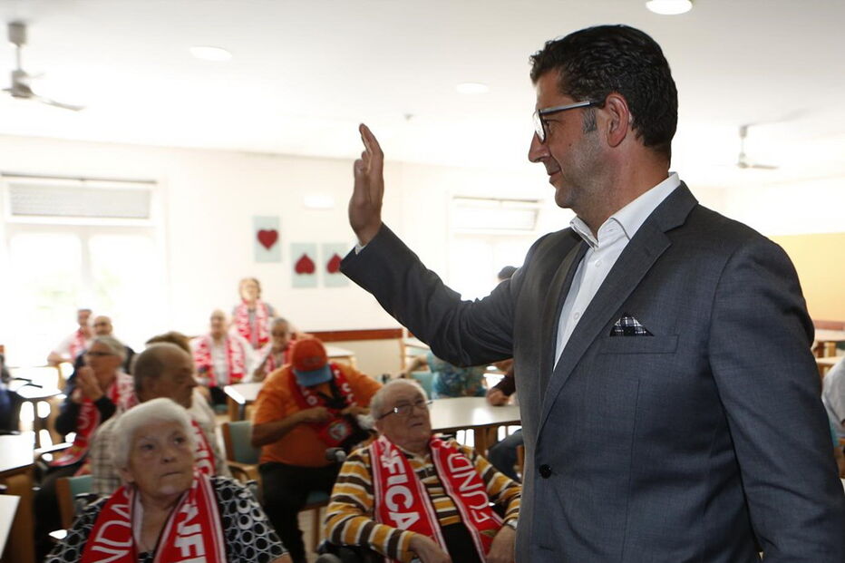 Rui Vitória, treinador do Benfica, visitou ontem o Centro Social Sagrada Família, na Buraca 
