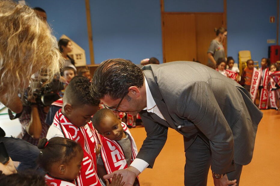 Rui Vitória, treinador do Benfica, visitou ontem o Centro Social Sagrada Família, na Buraca 