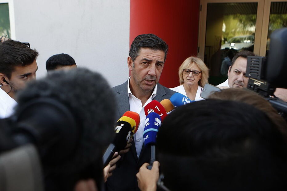 Rui Vitória, treinador do Benfica, visitou ontem o Centro Social Sagrada Família, na Buraca 