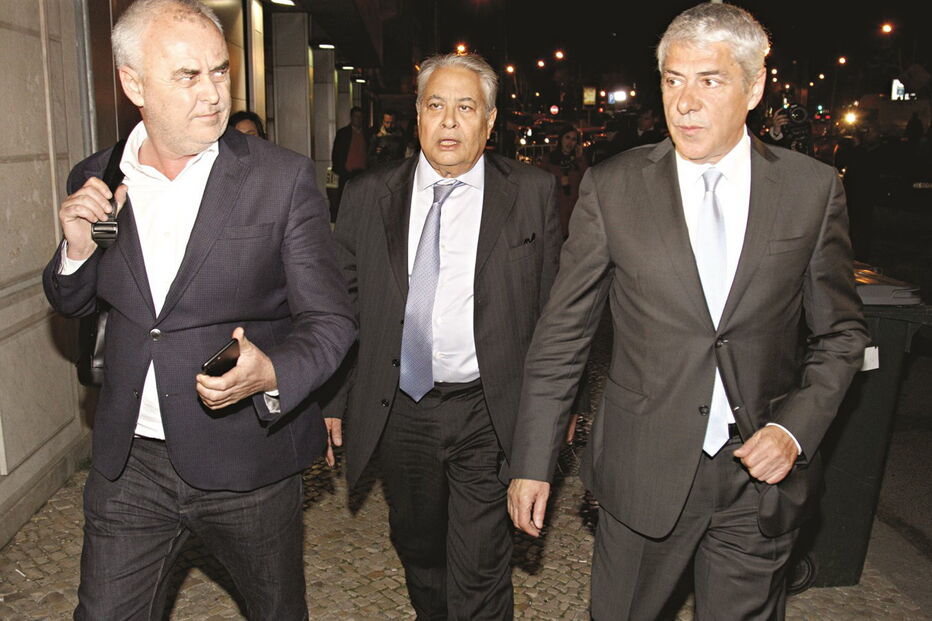 Sócrates, acompanhado dos dois advogados, quer contestar a acusação. Deverá avançar com a abertura de instrução, mas quer escolher o juiz 