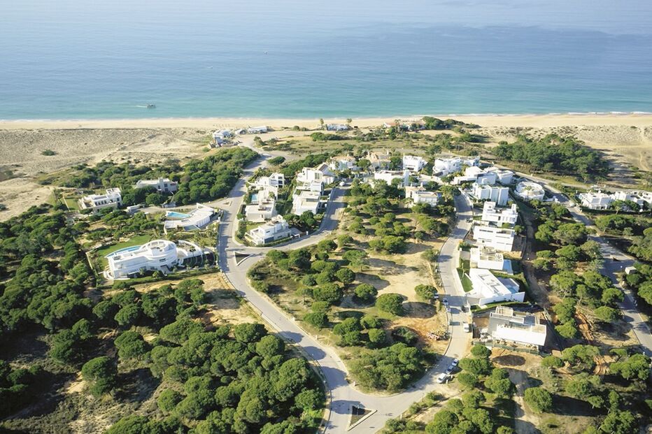 Empreendimento Vale do Lobo, no Algarve, pagou dois milhões de euros em subornos a José Sócrates e Armando Vara  