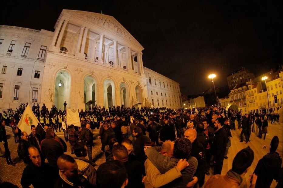 polícias, manifestação, assembleia da República, escadaria, invasão