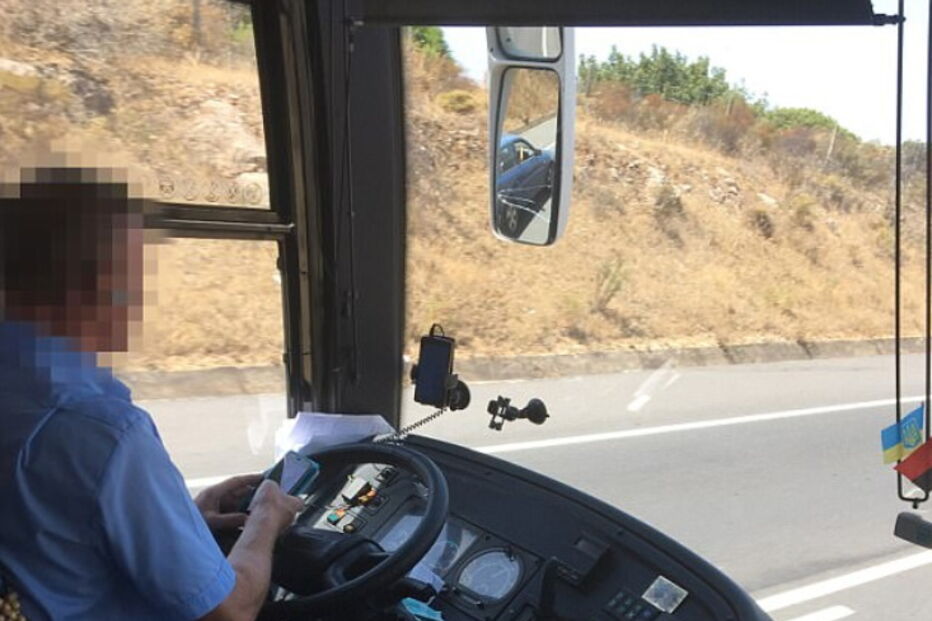 Condutor filmado a mandar mensagens enquanto conduz autocarro com turistas no Algarve