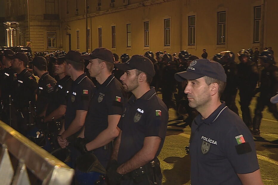 Polícias das várias forças de segurança juntos em protesto esta quinta-feira