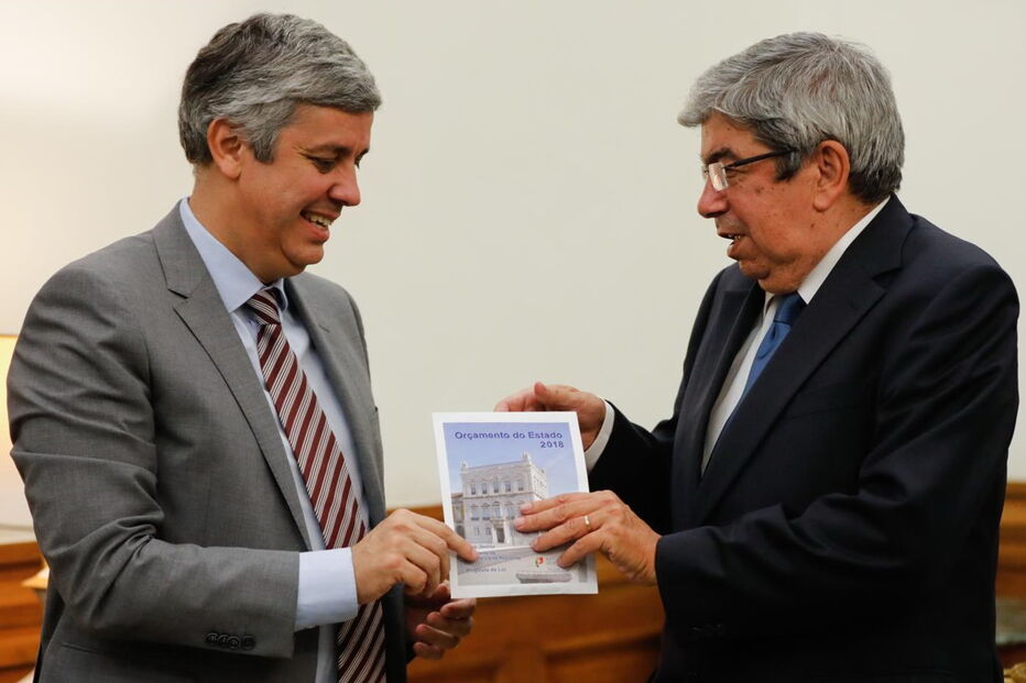 Mário Centeno entregou proposta de Orçamento do Estado a Ferro Rodrigues, presidente da Assembleia da República