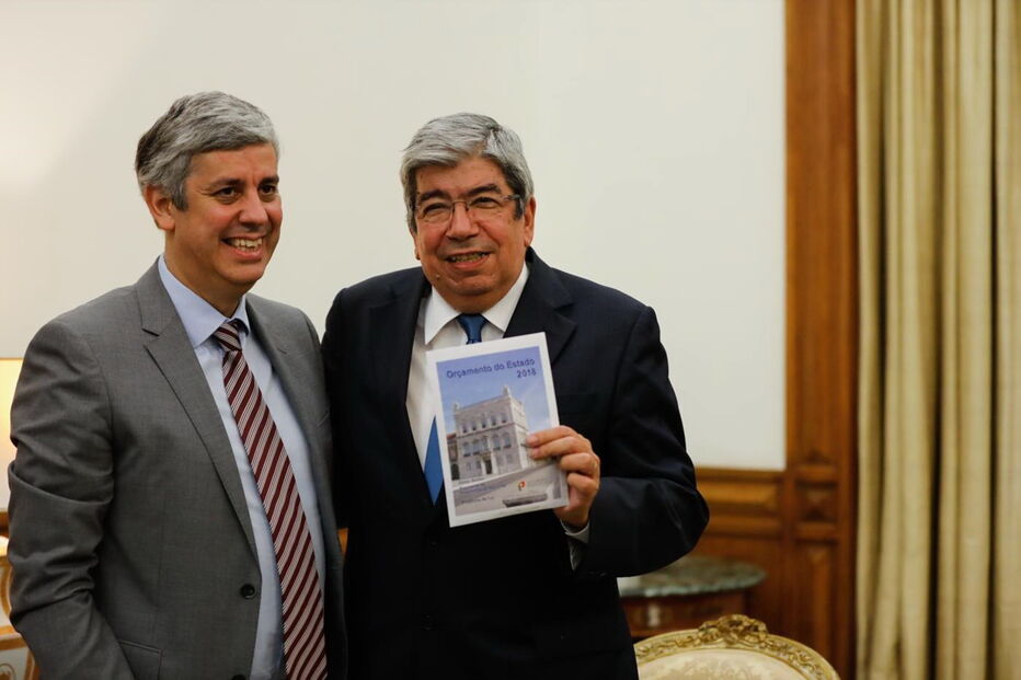 Mário Centeno entregou proposta de Orçamento do Estado a Ferro Rodrigues, presidente da Assembleia da República