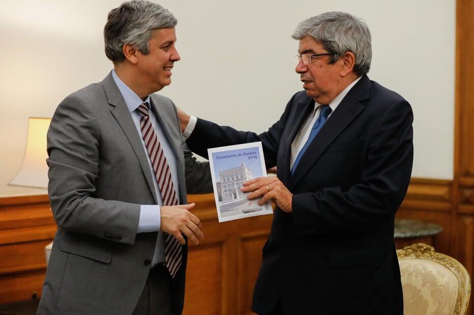 Mário Centeno entregou proposta de Orçamento do Estado a Ferro Rodrigues, presidente da Assembleia da República