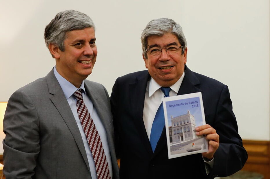 Mário Centeno entregou proposta de Orçamento do Estado a Ferro Rodrigues, presidente da Assembleia da República