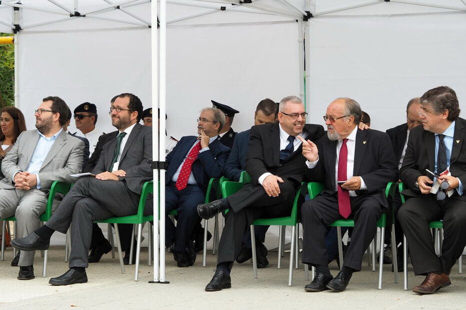 Joaquim Leitão ao lado de Jaime Marta Soares, da Liga dos Bombeiros, ontem, durante um simulacro numa escola
