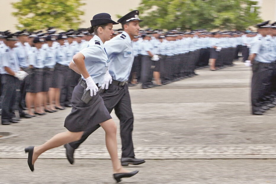 Polícias voltam a ter passagens à pré-aposentação congeladas   