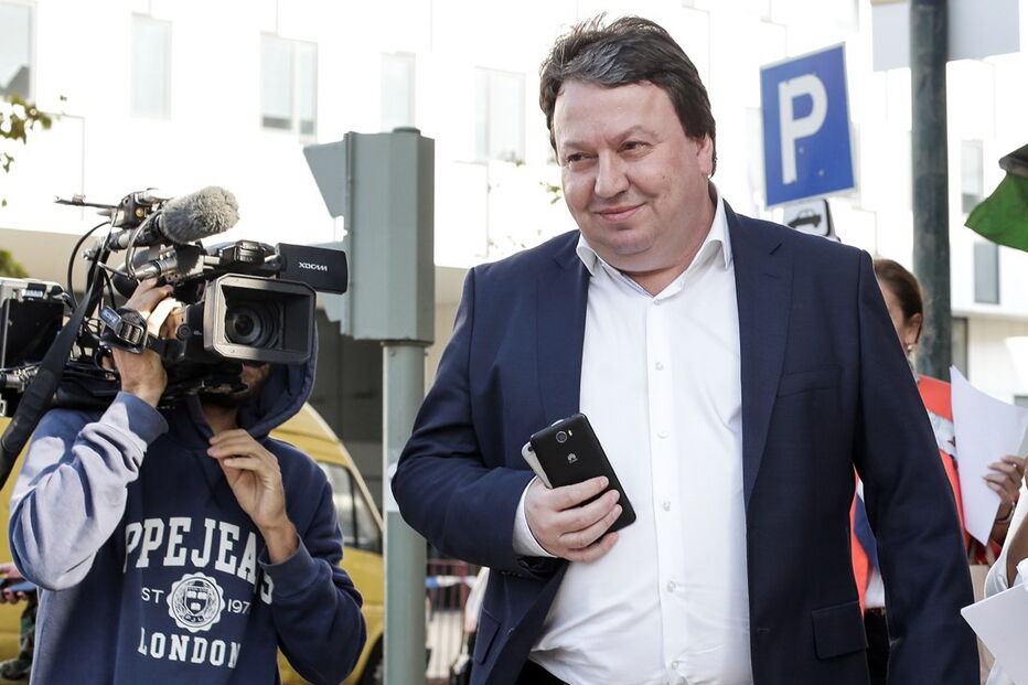 A mulher de Carlos Santos Silva comprou  centenas  de livros  