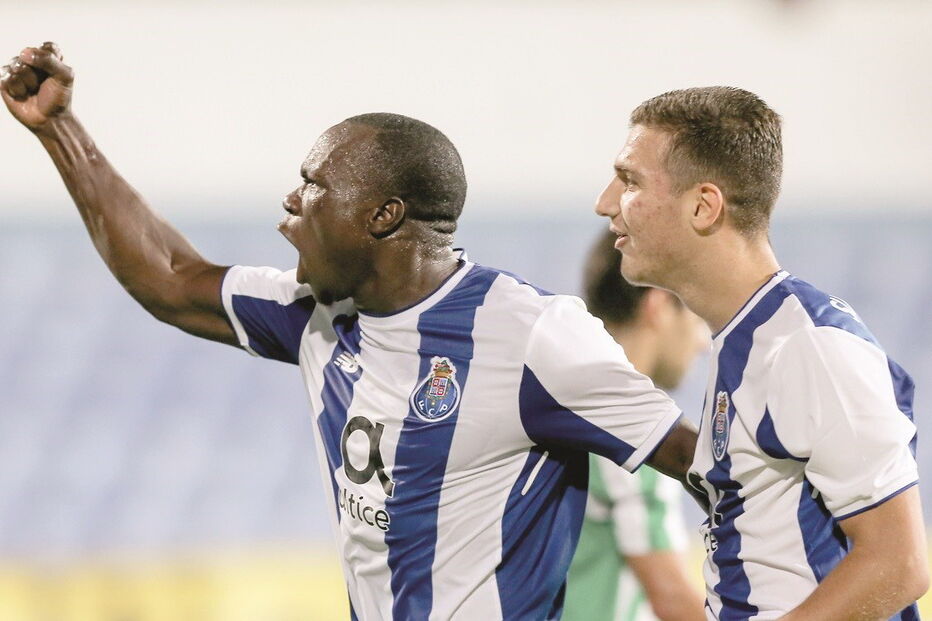 Aboubakar marcou dois golos, o segundo dos quais após um excelente cruzamento do estreante Diogo Dalot (à dir.) 