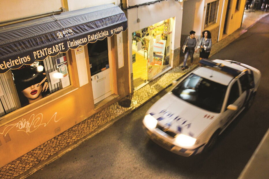 Incidente aconteceu na rua Lançarote de Freitas e obrigou à intervenção da PSP, que deteve o cidadão estrangeiro   